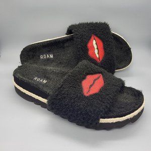 ROAM Red Lips Fuzzy Slides